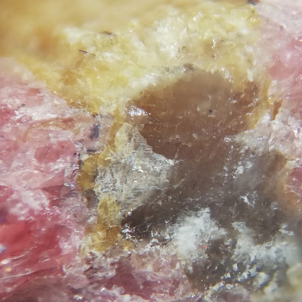 Batievaite-(Y) Mieite-(Y) Rinkite