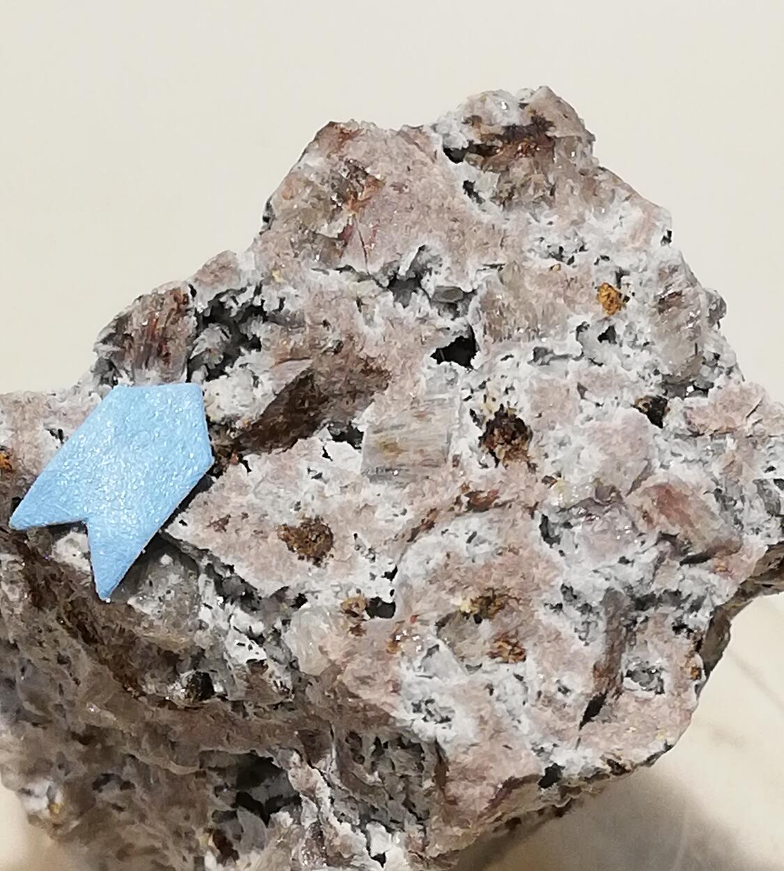 Dingdaohengite-(Ce) & Fluoro-edenite