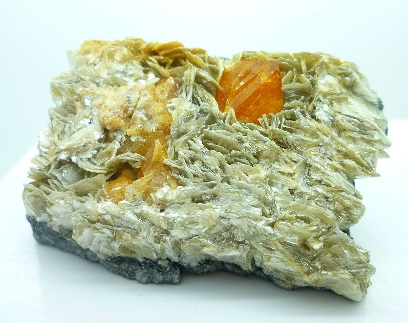 Scheelite & Muscovite