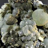 Julgoldite-(Fe2+) On Prehnite