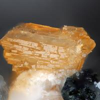 Labuntsovite-Mn