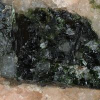 Ferro-ferri-fluoro-leakeite