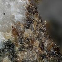 Ferri-hellandite-(Ce)
