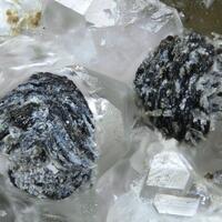 Deveroite-(Ce) On Cervandonite-(Ce)