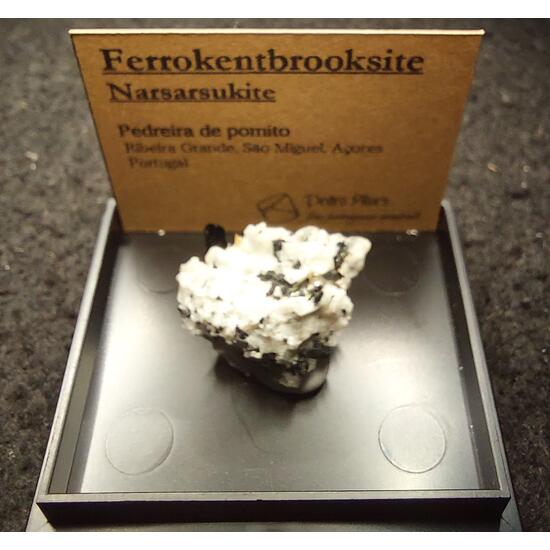 Ferrokentbrooksite Narsarsukite & Augite